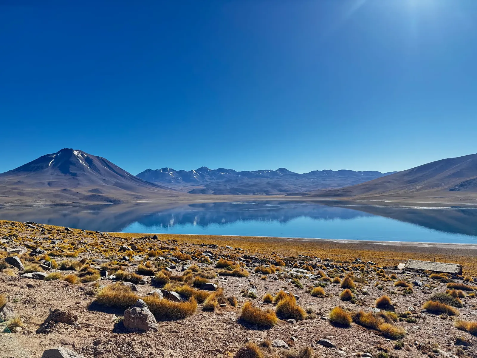 Rio entre montanhas no Atacama