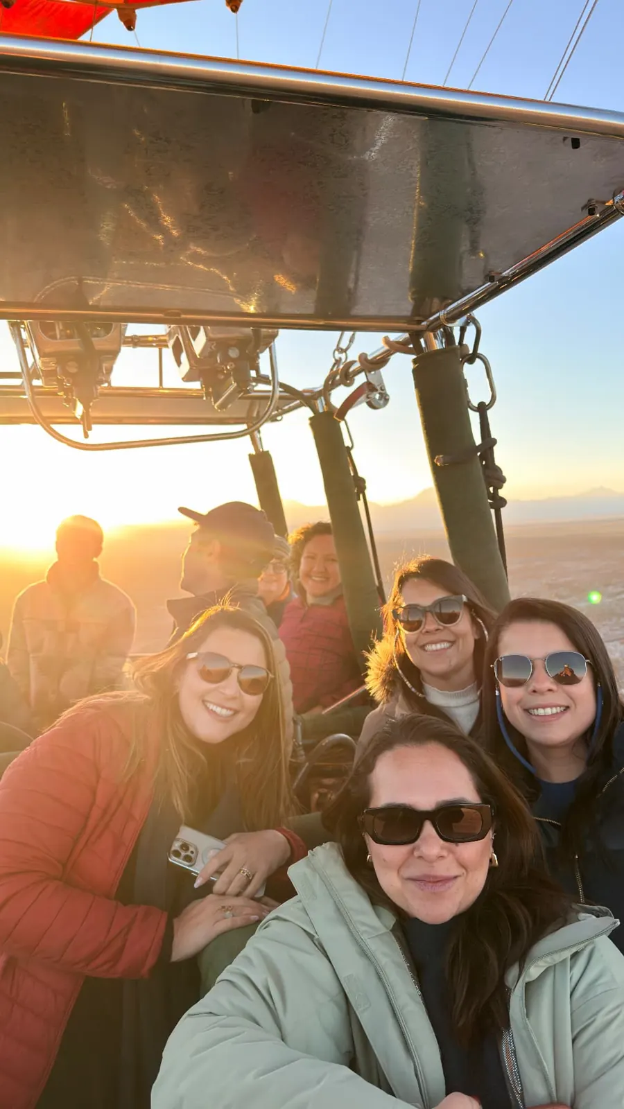 Viajantes reunidos durante uma experiência no Atacama ao nascer do sol